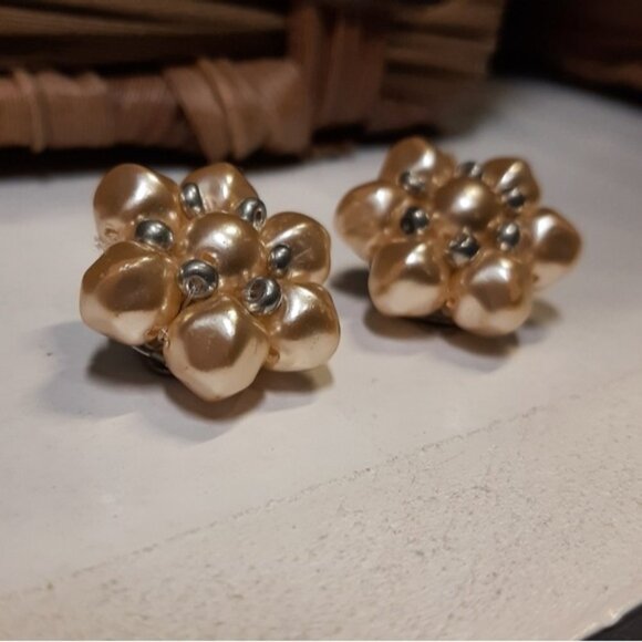 Vintage Earrings Faux Pearl Cluster Beaded Flower 90s Clip On Silver Jewelry - Picture 3 of 10